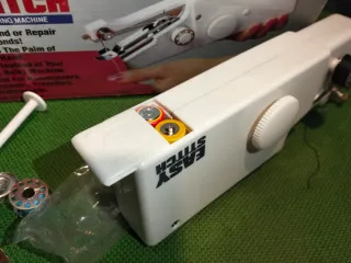 Mini máquina de coser manual