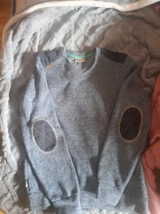 Jersey chico gris con parches