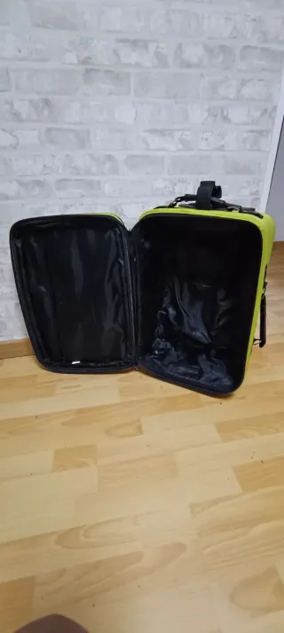 Maleta de cabina verde 8 kilos.