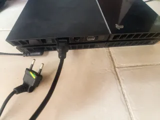 PS4 (PlayStation 4) Nera + 4 Giochi