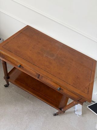 Mesa auxiliar de madera con ruedas vintage