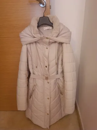 Cappotto in piume beige chiaro da donna