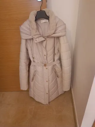 Cappotto in piume beige chiaro da donna