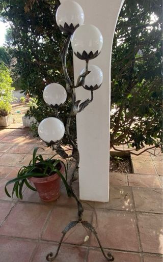 Lámpara de pie antigua de metal y cristal