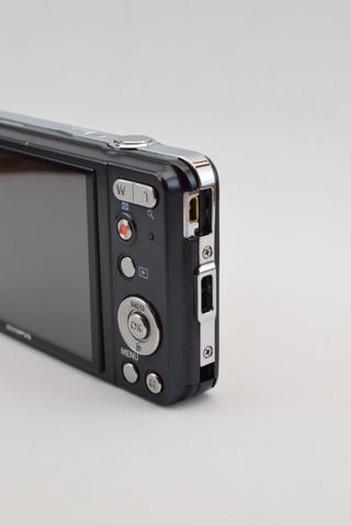 Cámara Digital Olympus D-715 14MP Negra