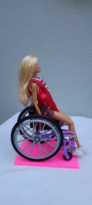 Barbie con Silla de Ruedas y Rampa