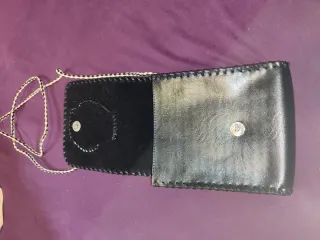Bolso pequeño negro con diseño