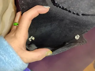 Bolso pequeño negro con diseño