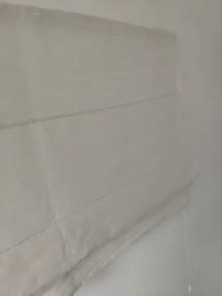 Dos estores de lino y algodón en blanco roto