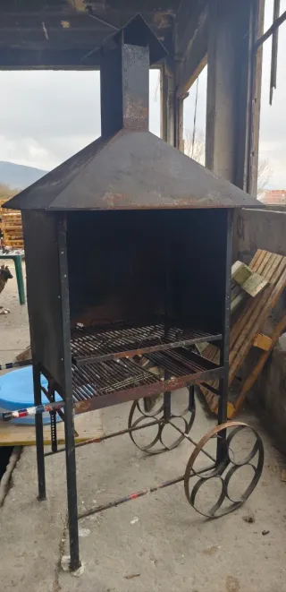 Asador antiguo con ruedas