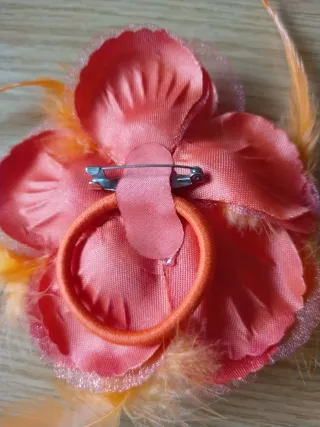 Broche flor naranja con plumas naranjas