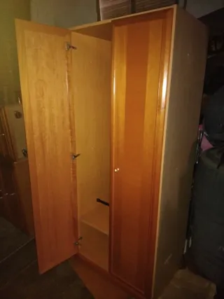 Armario de madera marrón