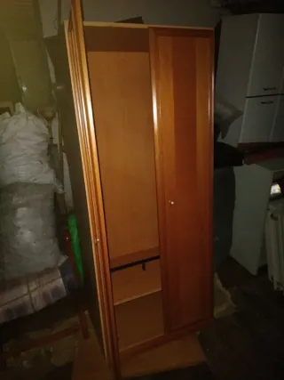 Armario de madera marrón