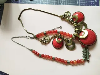 Colgante estilo étnico con piedras rojas