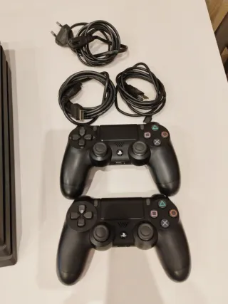 PS4 Pro 1TB Firmware 9.51 + 2 Mandos + 2 juegos