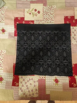 Falda ajustada negra con estampado geométrico