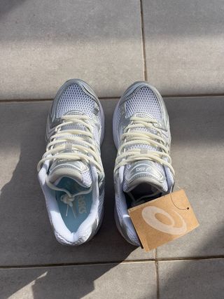 Asics Kayano 14 grises y plata