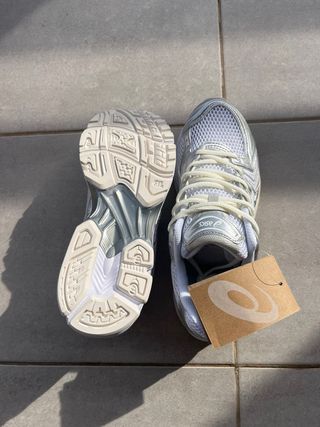 Asics Kayano 14 grises y plata