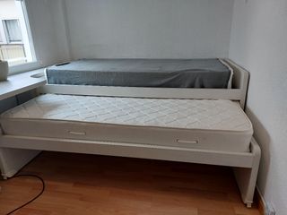 Habitación juvenil con cama y escritorio