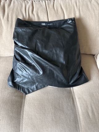 Falda mini piel fruncida lateral