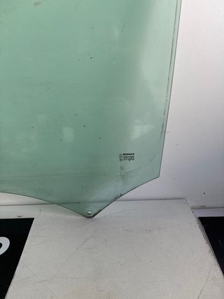 Luna delantera izquierda renault kangoo 1/2