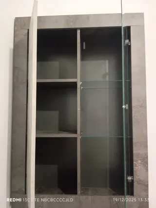 Mueble vitrina gris y transparente