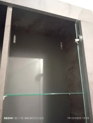 Mueble vitrina gris y transparente