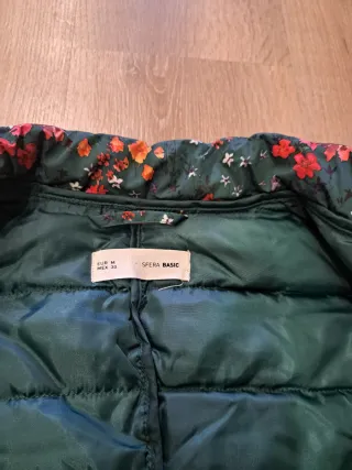 Abrigo verde estampado floral, talla M