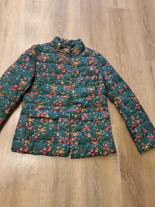 Abrigo verde estampado floral, talla M