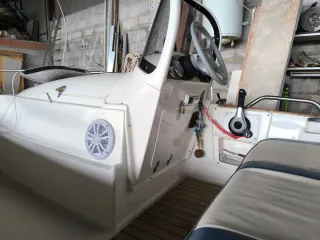 Barco con remolque y cabrestante