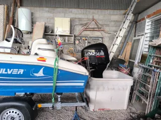 Barco con remolque y cabrestante