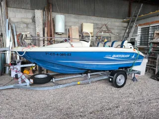 Barco con remolque y cabrestante