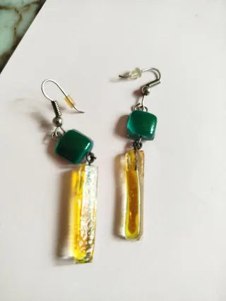 Pendientes colgantes verdes y amarillos