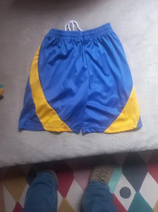 Pantalón corto niño España T7/8. Sin usar.