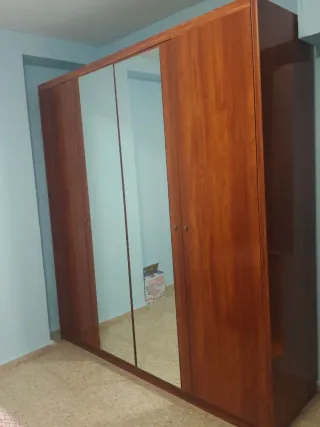 Armario de madera con puertas de espejo