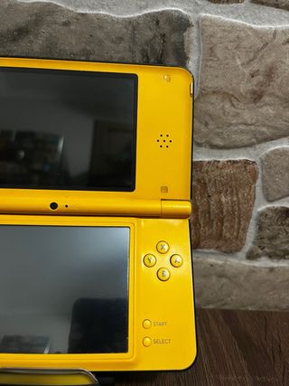 Nintendo DSi XL Giallo