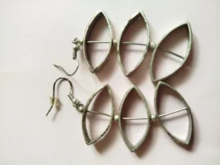 Pendientes largos plateados diseño hoja