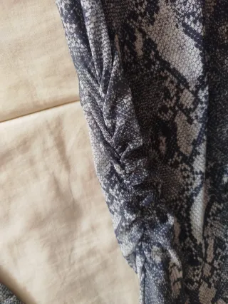 Vestido estampado serpiente gris y blanco