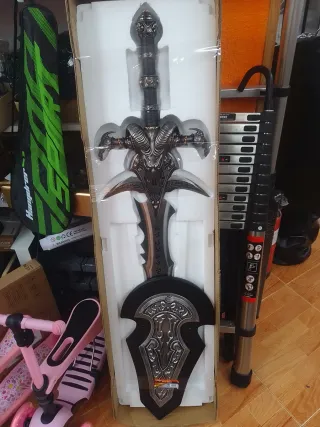Espada de metal decorativa