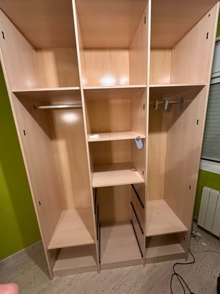 Armario de madera color beige y marrón