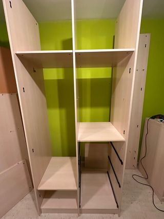 Armario de madera color beige y marrón