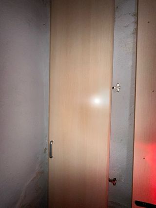 Armario de madera color beige y marrón