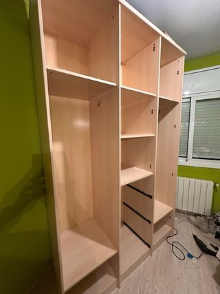 Armario de madera color beige y marrón