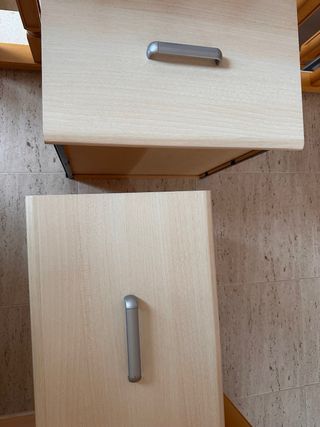 Armario de madera color beige y marrón