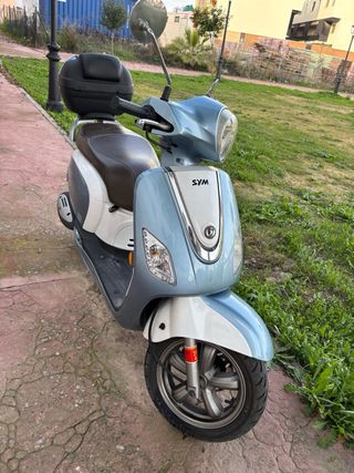 Moto SYM FIDDLE Azul y Blanco
