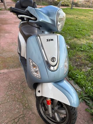 Moto SYM FIDDLE Azul y Blanco