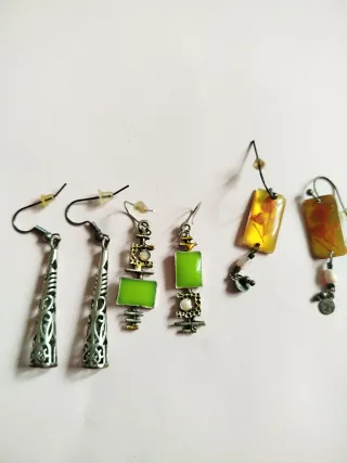 Pendientes largos plateados y verdes