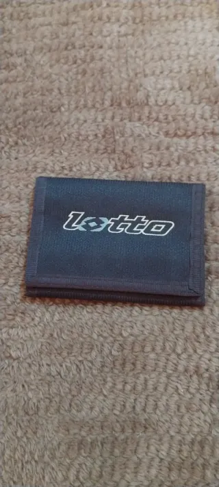 Cartera azul y blanca con parche