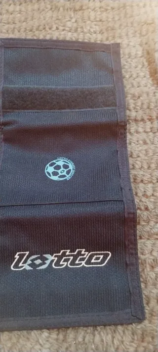 Cartera azul y blanca con parche