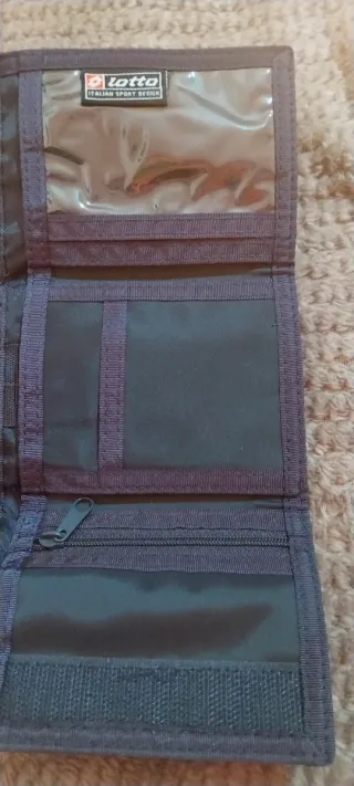 Cartera azul y blanca con parche